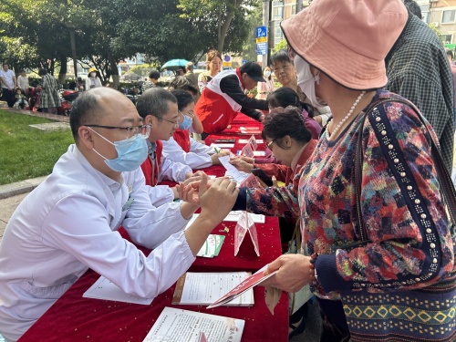 （20240508區(qū)中醫(yī)醫(yī)院）世界紅十字日，中醫(yī)藥健康服務(wù)進廣場2.JPG